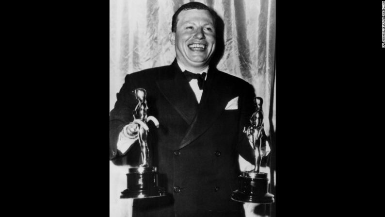 Harold Russell (1947) – “… Me gustaría aceptar este trofeo en nombre de todos esos miles de veteranos discapacitados que permanecen acostados en hospitales a lo largo del país". – El actor Harold Russell acepta un premio especial en la edición 19 de los Premios de la Academia, el 13 de marzo de 1947. Russell, un veterano de la Segunda Guerra Mundial en condición de discapacidad, ganó dos premios esa noche – uno por su actuación en la película de 1946 “The Best Years of Our Lives" y una estatua honorífica.