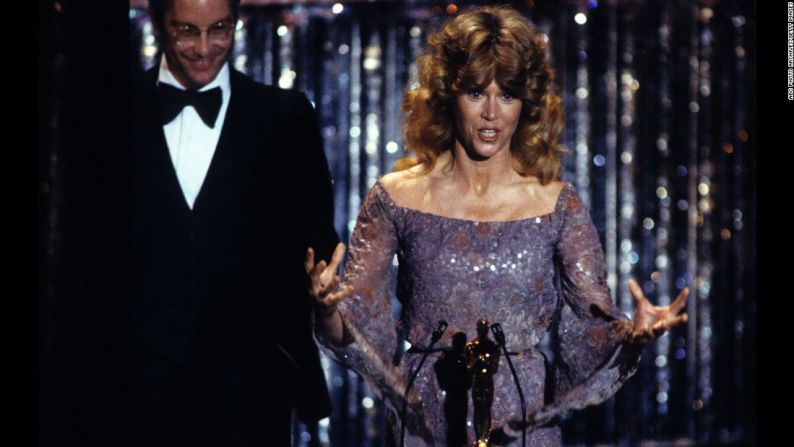 Jane Fonda (1979) – “[Hablando simultáneamente en lenguaje de señas] Estoy muy feliz. Tenía muchas ganas de ganar porque estoy muy orgullosa de" Coming Home ", y quiero que mucha gente vea la película. Y me comprometo a parte de lo que estoy diciendo esta noche porque, mientras estábamos haciendo la película, todos nos volvimos más conscientes de los problemas que sufren las personas en situación de discapacidad. Más de 14 millones de personas son sordas. Ellos son los discapacitados invisibles y no pueden compartir esta ceremonia, así que esta es mi manera de darles su reconocimiento..” – Jane Fonda, cuando aceptó el premio a la mejor actriz principal por su papel en "Coming Home" durante la edición 51 de los Premios de la Academia, el 9 de abril de 1979 en el Dorothy Chandler Pavilion.