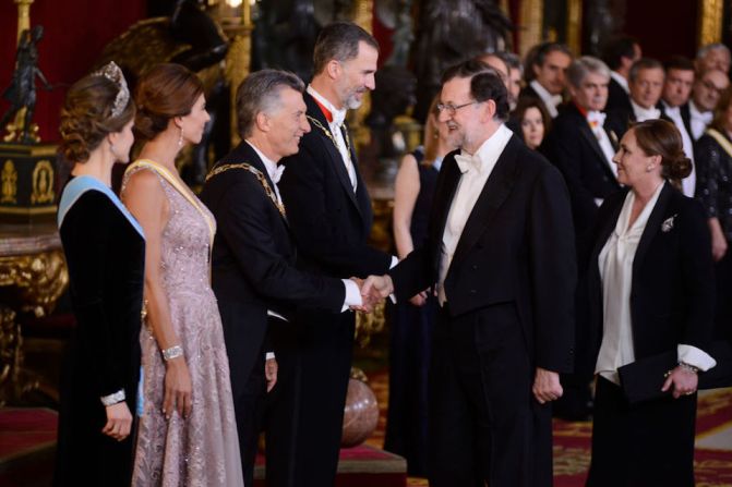 Macri saluda al presidente del gobierno español, Mariano Rajoy, durante la recepción previa a la Cena de Gala. Macri llegó a España el martes en una visita de Estado para fortalecer las relaciones bilaterales y aumentar las exportaciones argentinas.