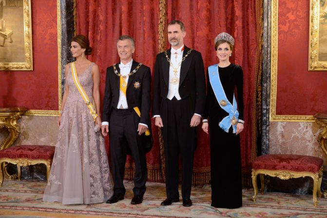 El presidente de Argentina, Mauricio Macri, junto a su esposa Juliana Awada en la Cena de Gala que los reyes españoles, Felipe y Letizia, ofrecieron en su honor en el Palacio Real de Madrid, la noche del miércoles.