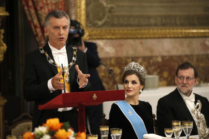 Macri, durante su discurso en la Cena de Gala, junto a la reina Letizia y el presidente Rajoy.