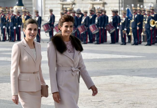 Antes del almuerzo, los reyes participaron en una ceremonia oficial de bienvenida a Macri y a su esposa en el Palacio Real.En la imagen, la reina Letizia y Juliana Awada caminan por la explanada del Palacio, llamando la atención de los fotógrafos por su parecido atuendo.