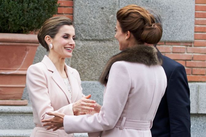 La reina Letizia recibe a la primera dama argentina, Juliana Awada, para un almuerzo oficial el miércoles en el Palacio de la Zarzuela, residencia oficial de los reyes de España.