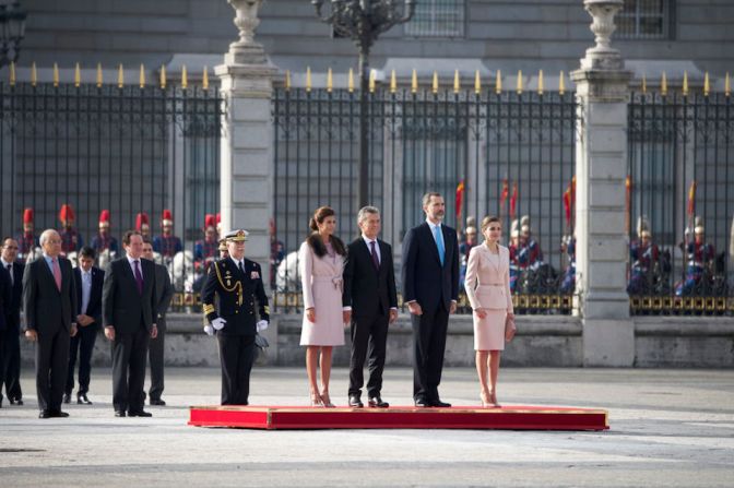 Ceremonio oficial de bienvenida de los reyes Felipe VI y Letizia a Macri y su esposa.