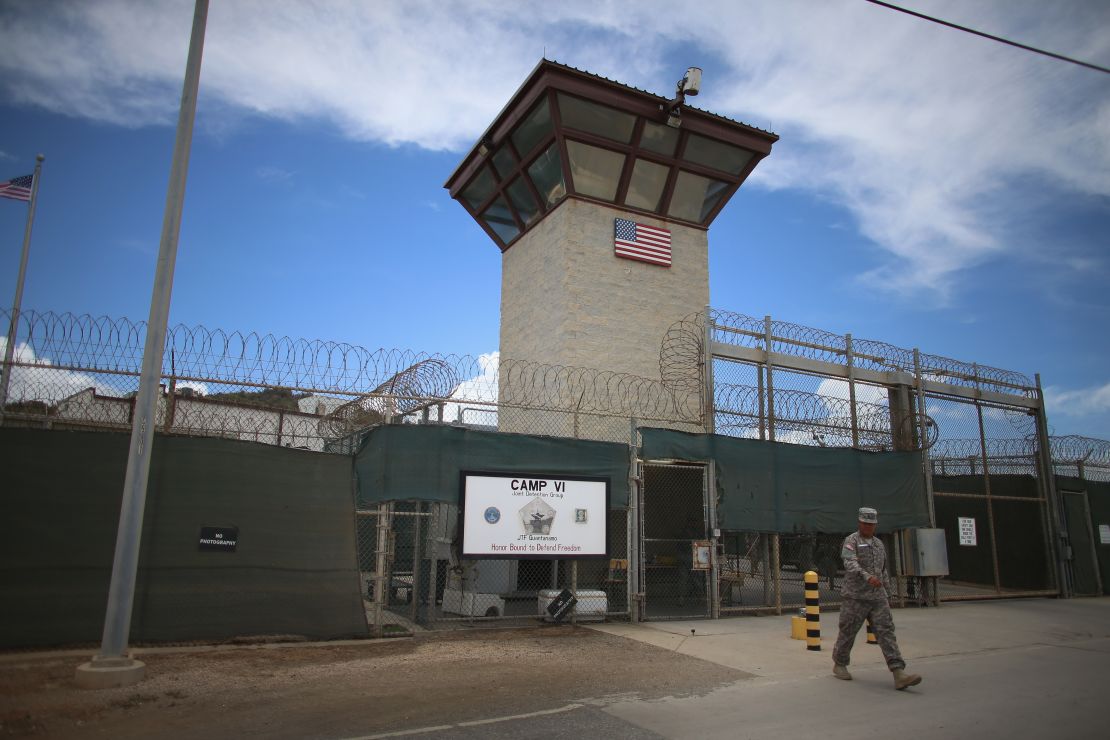 Imagen del 2013 de la entrada al Campo VI de la cárcel en la Base Militar de Guantánamo.