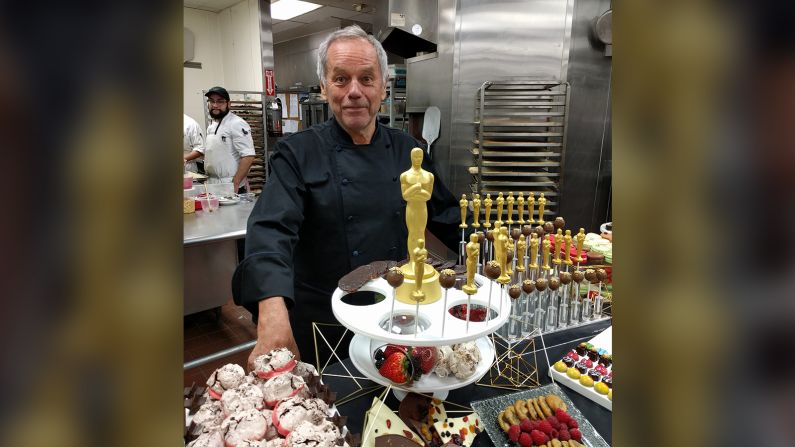 El chef Wolfgang Puck mostrando algunos de lo postres que se servirán en la gran fiesta.