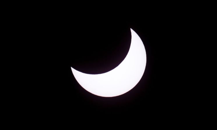 El movimiento de la Luna frente al Sol permitie observar primero un eclipse parcial (en el que se cubre sólo una porción del Sol a medida que la Luna avanza).