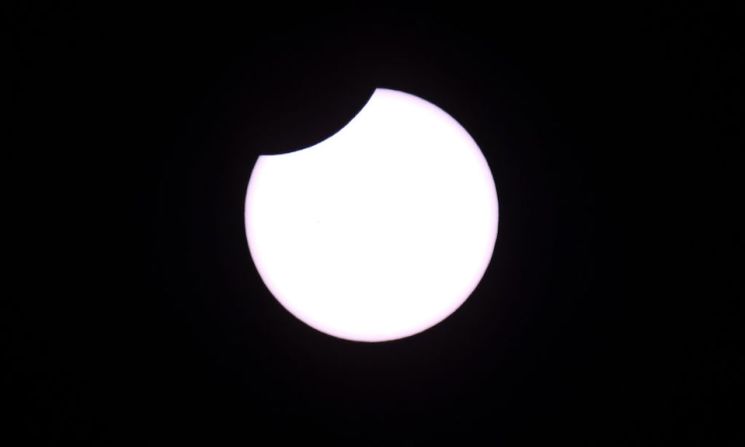 Un eclipse anular es clasificado como un eclipse parcial y ocurre cuando la Luna pasa por delante del Sol y se ubican exactamente en línea con la Tierra, pero la Luna aparece un poco más pequeña, por lo que un anillo brillante es visible alrededor de ella.