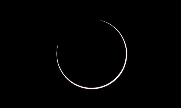 Cuando ya la Luna está perfectamente frente al Sol y en línea con la Tierra, es cuando se produce el eclipse anular.