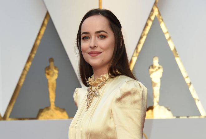 Dakota Johnson en la alfombra roja de la edición número 89 de los Premios Oscar.