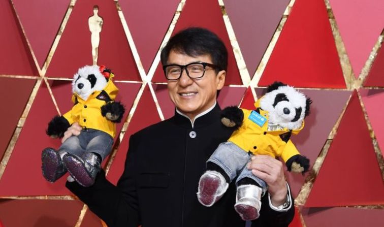 El actor Jackie Chan durante su paso por la alfombra roja. Crédito:.