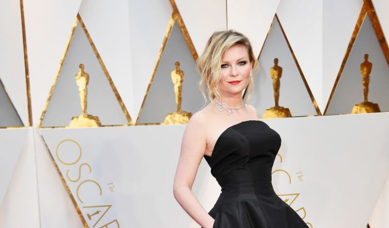 La actriz Kirsten Dunst en al alfombra roja de los Premios Oscar.