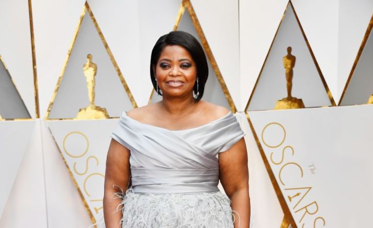 Octavia Spencer, nominada a Mejor actriz de reparto, llega a la alfombra roja de los Premios de la Academia.