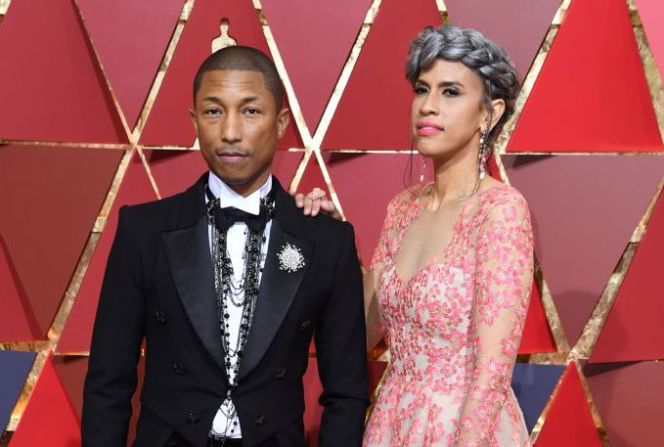 El cantante Pharrell Williams —productor nominado por "Hidden Figures" y su esposa Helen Lasichanh durante la alfombra roja de los Premios Oscar.