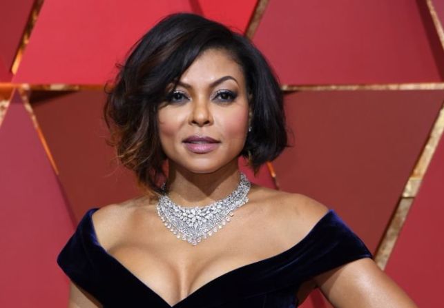 La actriz Taraji P. Henson, actriz de "Hidden Figures", posa en la alfombra roja de los Premios Oscar.