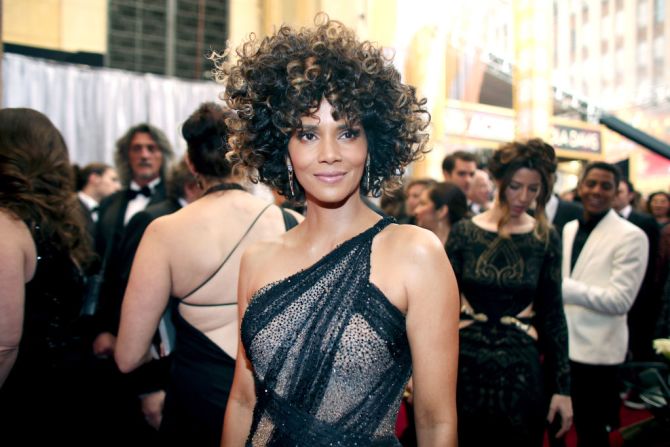 La actriz Halle Berry llega a los Premios Oscar, este domingo 26 de febrero