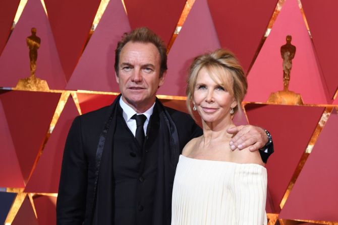 El cantante británico Sting junto a su esposa, la productora Trudie Styler, en la edición 89 de los Premios Oscar.