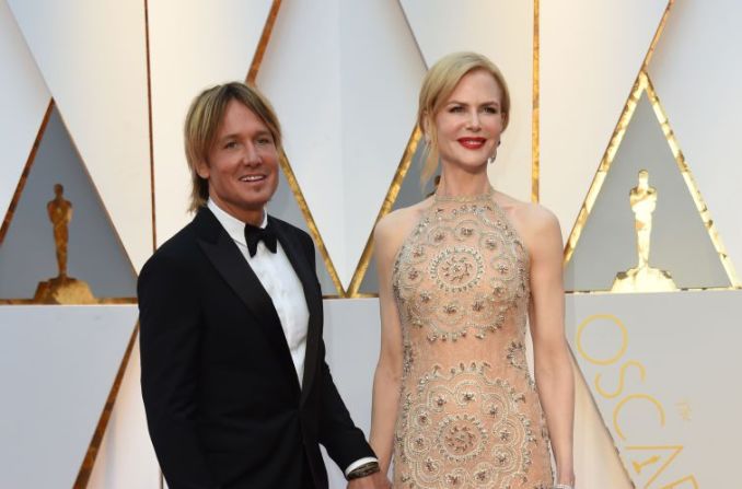 La nominada al Oscar como mejor actriz de reparto, Nicole Kidman, junto a su esposo, el cantante Keith Urban llegan a la edición 89 de los Premios Oscar.