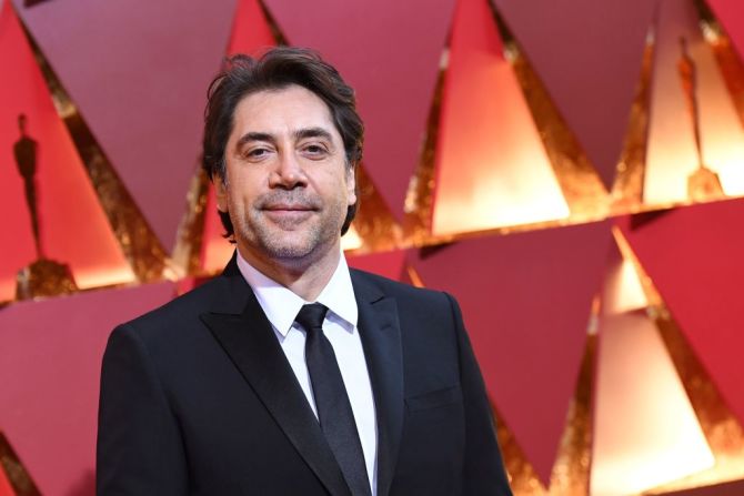 El actor español Javier Bardem poses llega a la alfombra roja de los Premios Oscar.