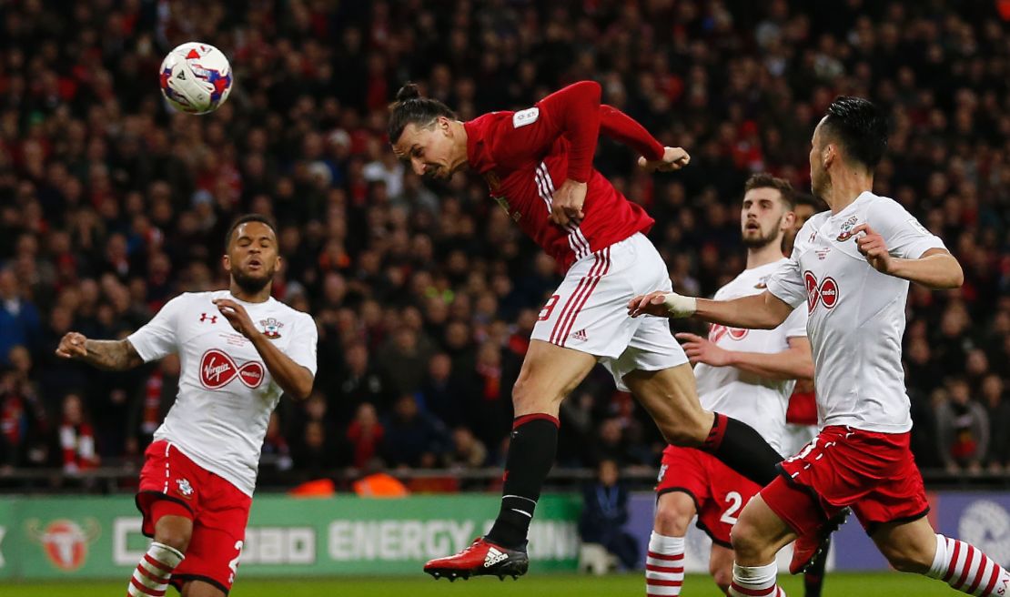 Ibrahimovic cabecea el balón para anotar el tercer gol del United contra el Southampton en la final de la Copa de la Liga.