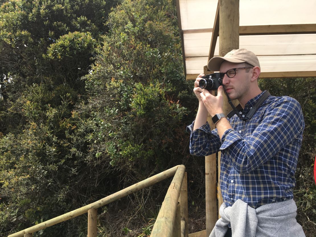 Daniel Houghton tiene 28 años. Es fotoperiodista y un amante de viajar y de los viajes. Le fascinan los aeropuertos.