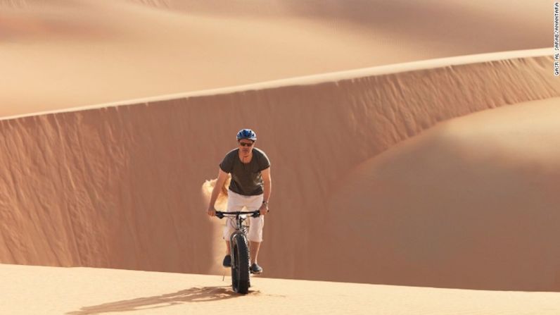 Paseo en bicicleta — Una popular manera de explorar las dunas es con bicicletas de llantas anchas. Los paseos inician al atardecer para evadir el calor del desierto.