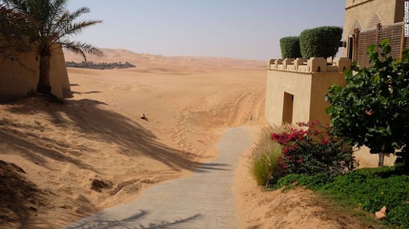 Lucha contra la arena — Mantener el resort lejos de ser engullido por la arena del desierto es una batalla constante. El Qasr tiene bulldozers para limpiar la arena.