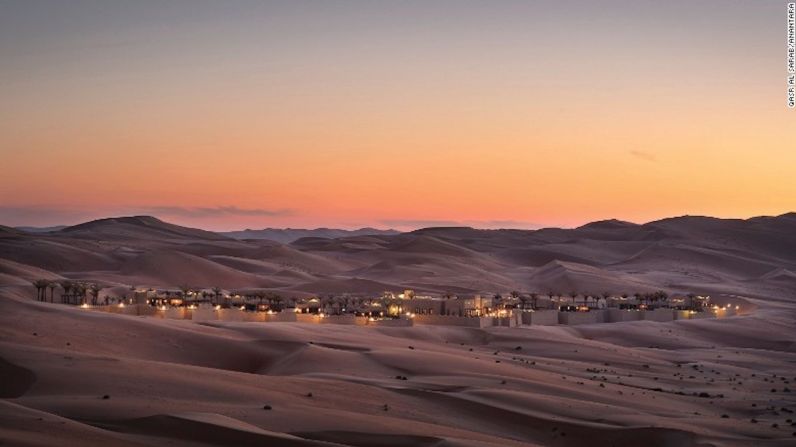 Resort Qasr Al Sarab — Dentro de sus terrenos, el hotel Qasr Al Sarab tiene todo lo que puedas esperar de un resort de alta clase en Emiratos Árabes Unidos: villas de lujo, piscinas privadas, restaurantes de primera categoría y un spa completamente equipado. Ubicado en el borde del desierto de Rub al-Jali, también conocido como el “cuartel vacío”, este hotel le ofrece a los huéspedes la oportunidad de explorar una de las tierras salvajes más grandes del mundo.