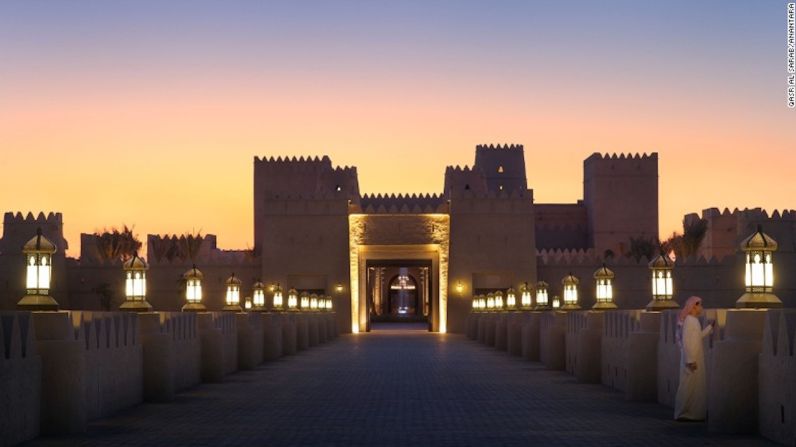 Una fortaleza en el desierto — El resort, moldeado a imagen de las fortalezas árabes, está aproximadamente a dos horas en auto desde el centro de Abu Dhabi, a solo unos cuantos kilómetros de la frontera con Arabia Saudita. Más allá de los muros, tiene una característica que pocos pueden superar: la auténtica y hermosa nada.