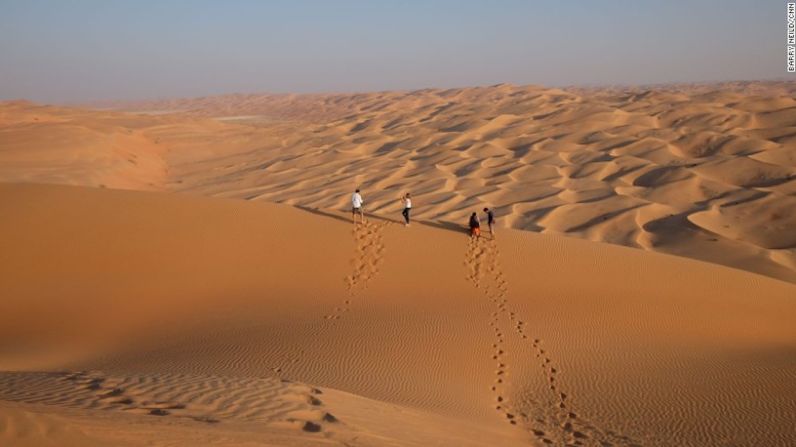 Cuartel vacío — Más allá de las paredes del hotel Qasr hay kilómetros y y kilómetros de arena. El resort ofrece varias excursiones para que los huéspedes puedan explorar el paisaje.