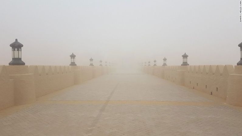 Niebla del desierto — El sol no siempre golpea en el Qasr Al Sarab. En invierno, las mañanas pueden ser nubladas, añadiéndole una inquietante atmósfera al silencioso desierto. Pero no dura mucho. El sol pronto aleja la neblina.