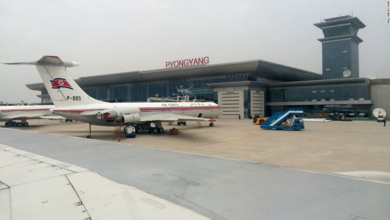 El Aeropuerto de Pyongyang es la primera parada de los recorridos que se hacen por Corea del Norte. La aerolínea nacional se llama Air Koryo. Opera vuelos directos desde Beijing y Shenyang, en China, y desde Vladivostok, en Rusia. Aunque en los últimos años ha adquirido algunos aviones nuevos, casi toda la flota de Air Koryo es bastante vieja.