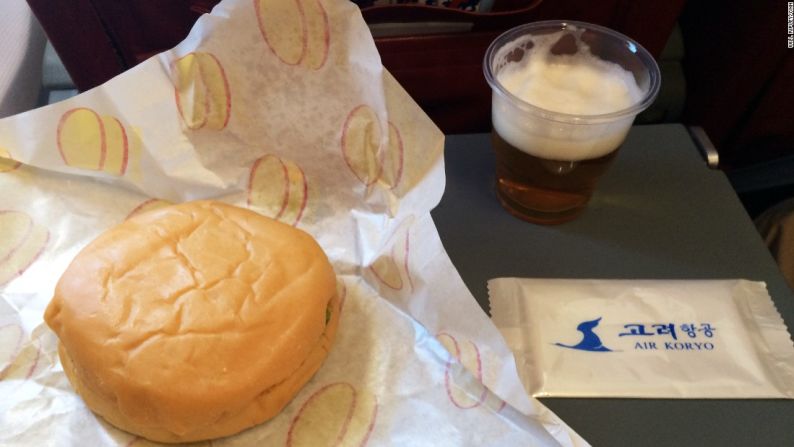 La comida a bordo de Air Koryo consiste en una hamburguesa y un vaso de cerveza de Corea del Norte.