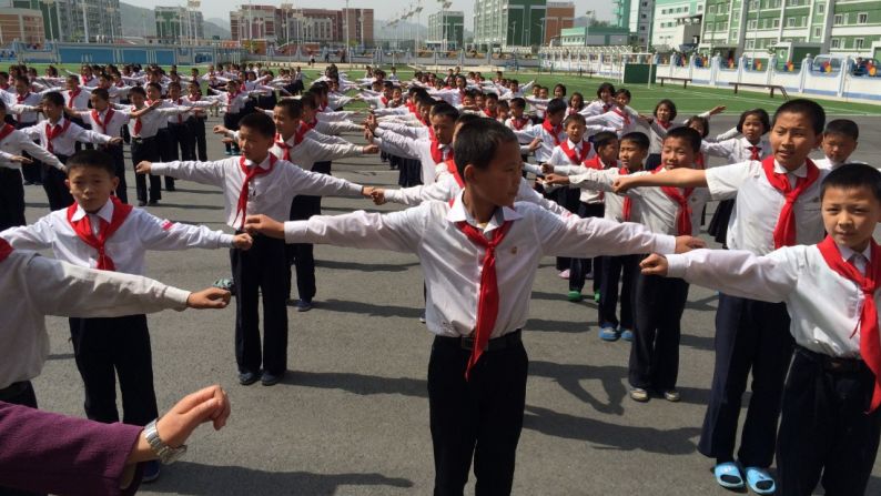 Los ejercicios al aire libre acompañados de música divertida son una rutina diaria para los estudiantes de bachillerato en Corea del Norte.