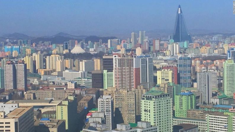Will Ripley, periodista de CNN, publicó esta foto del paisaje urbano de Pyongyang el viernes 17 de febrero, en su cuenta de Instagram. "Noten el rascacielos de 105 pisos en forma de pirámide, del Hotel Ryugyong. Los trabajos comenzaron en 1987. Todavía no han terminado", escribió.