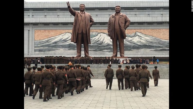 Soldados les rinden homenaje a los líderes norcoreanos, el 15 de febrero del 2017. Es uno de los sitios sagrados de Pyongyang, la capital del país más aislado del mundo.