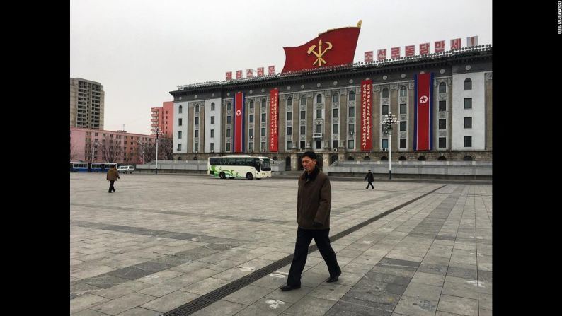 El símbolo del único partido político que existe en Corea del Norte, el Partido de los Trabajadores de Corea, domina la fachada de un edificio del gobierno en Pyongyang.