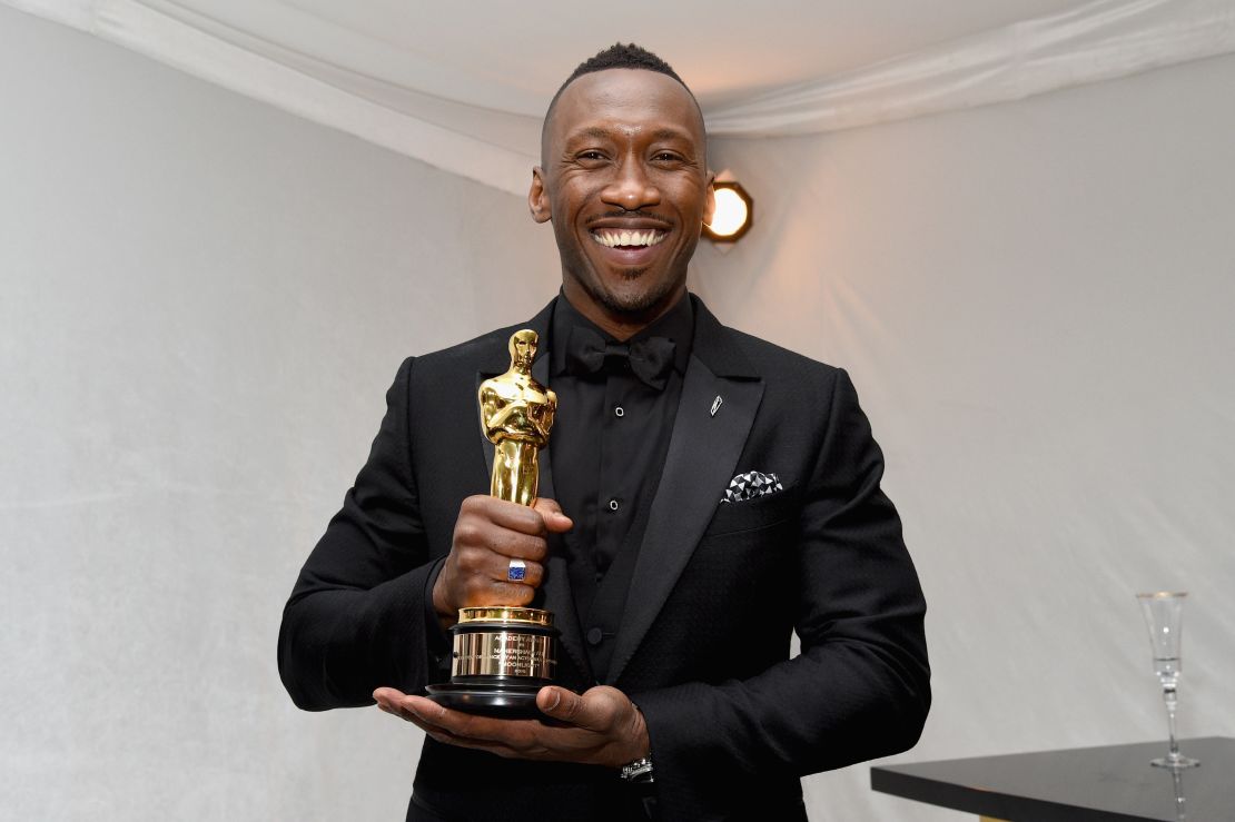 Mahershala Ali, ganador del Oscar a mejor actor secundario, posa con su estatuilla.