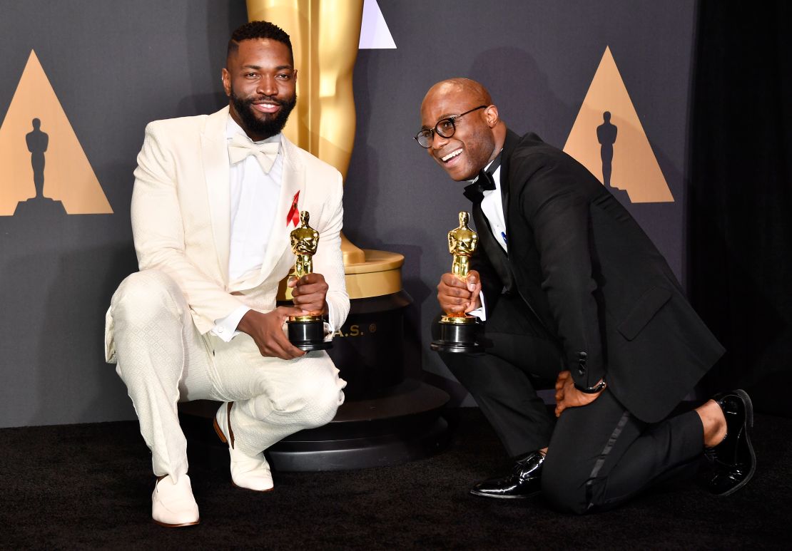 El guionista Tarell Alvin McCraney (i) y el director y coescritor Barry Jenkins posan con su estatuilla tras la ceremonia del Oscar.