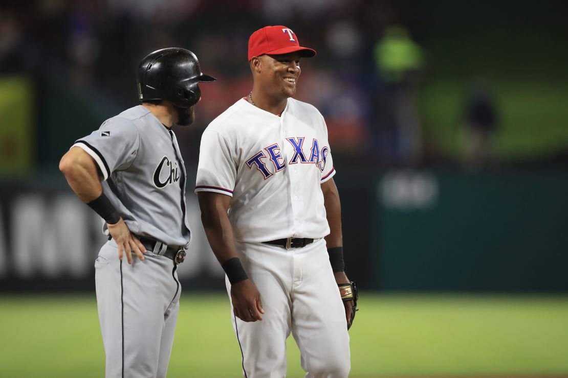 Adrián Beltré (d), de los Rangers de Texas, durante un partido contra los White Sox de Chicago el 10 de mayo del 2016.