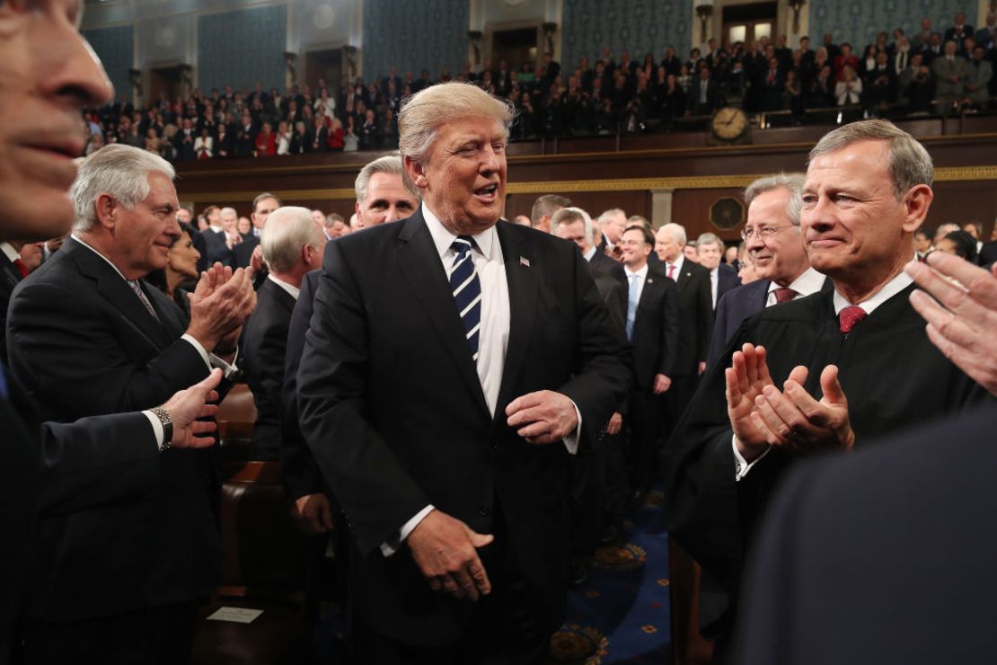 El presidente Donald Trump durante su llegada al Congreso para dar su primer discurso oficial ante esa institución el 28 de febrero de 2017.