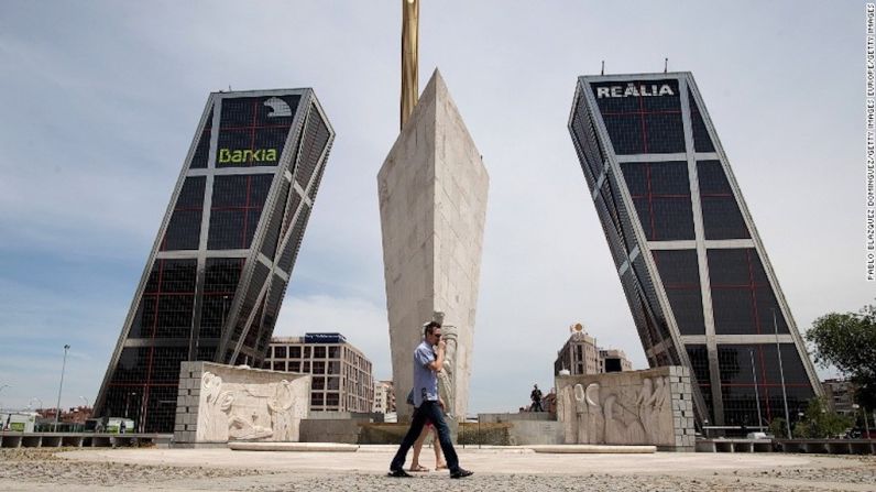 Puerta de Europa, Madrid, España (1996) Estas torres gemelas de oficinas diseñadas por los arquitectos estadounidenses Philip Johnson y John Burgee se elevan 114 metros hacia el cielo con un ángulo de 15 grados.