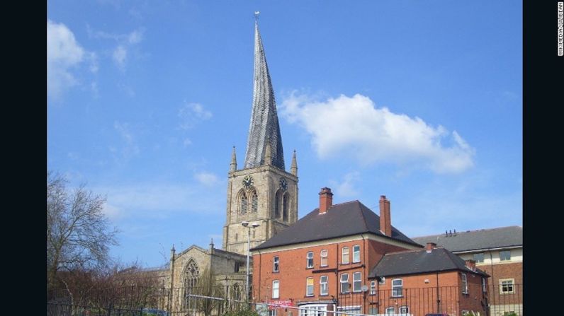 Iglesia de la Santa María y Todos los Santos, Derbyshire, Reino Unido (1360) — Desviada 2,9 metros del centro, la “Iglesia de la aguja trenzada” como también es conocida, empezó a construirse al final del siglo XIII y fue completada en el año 1360. A pesar de que fue diseñada para estar recta, se cree que el peso del plomo usado para cubrir la aguja hizo que su marco de madera verde se girara e inclinara.