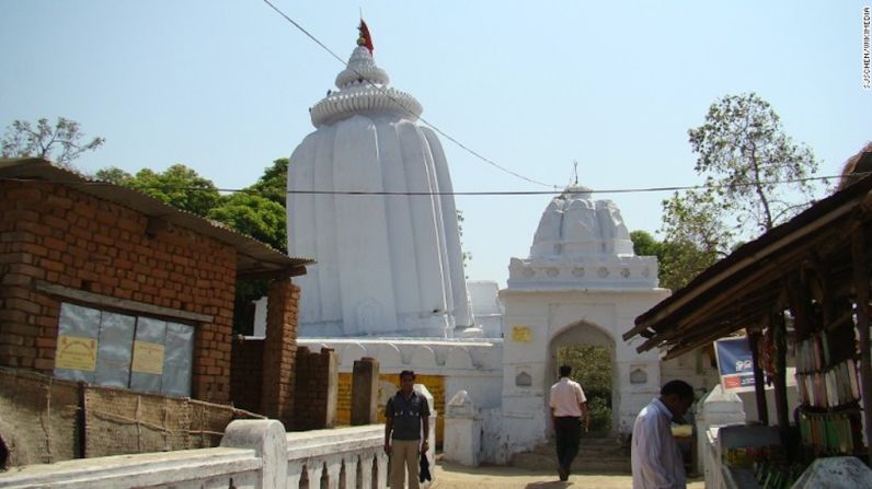 Templo de Humo, Orissa, la India (1560) — Dedicado al dios indio Shiva, el templo inclinado de Humo se cree que fue construido entre 1545 y 1560 y que hace parte de un santuario más grande cuyas partes se inclinan hacia lugares partes diferentes. No se sabe si la inclinación del templo es intencional o como resultado de sus cimentos suaves en la rivera.