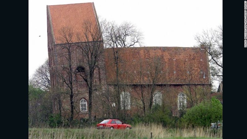 La torre de la campana de la capilla de Suurhusen, Frisia oriental, Alemania — Reconocida por el Guinness World Records como la torre con el grado más alto de inclinación del mundo, el campanario de 27,4 metros tiene una inclinación de 5,2 grados. Aunque la torre fue construida a mediados del año 1200, la torre no fue construida sino hasta 1450.