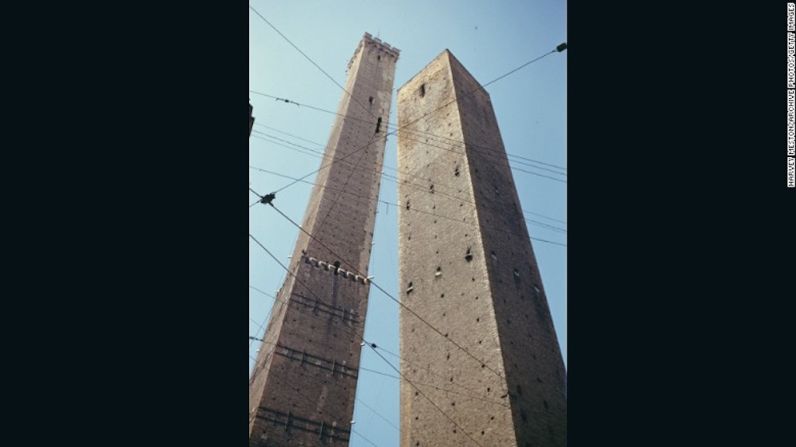 Torres Asinelli y Garisenda, Bolonia, Italia (1119) — Conocidas como "Las torres de Bolonia", estas famosas estructuras medievales fueron parte alguna vez de una serie de más de 100 torres que adornaban el horizonte de la ciudad del norte de Italia. Dos de las veinte estructuras sobrevivientes están inclinadas. La más alta es la torre Asinelli, que fue completada entre 1109 y 1119, tiene una altura de 97 metros y una inclinación moderada de 1,5 grados. La más pequeña, de 48 metros de altura, conocida como la torre Garisenda fue construida alrededor de la misma fecha pero ahora tiene una inclinación más severa —y obvia— de 3,97 grados.