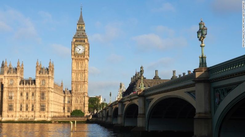 El Big Ben, Londres, Inglaterra (1859) — La Torre Elizabeth o Big Ben —como es más conocida— se encuentra en el extremo norte de las Casas Británicas del Parlamento y está inclinada hacia el norte unos 0,28 grados, según Burland. Se cree que la estructura comenzó a inclinarse poco después de que fuera terminada, pero varias obras subterráneas en los años intermedios amenazaron con hacer hundir aún más. Burland, que ayudó a estabilizar el edificio, dice que el Big Ben sigue hundiéndose, pero que “le tomará 5.000 años para alcanzar a la inclinada torre de Pisa, si sigue a ese ritmo”.