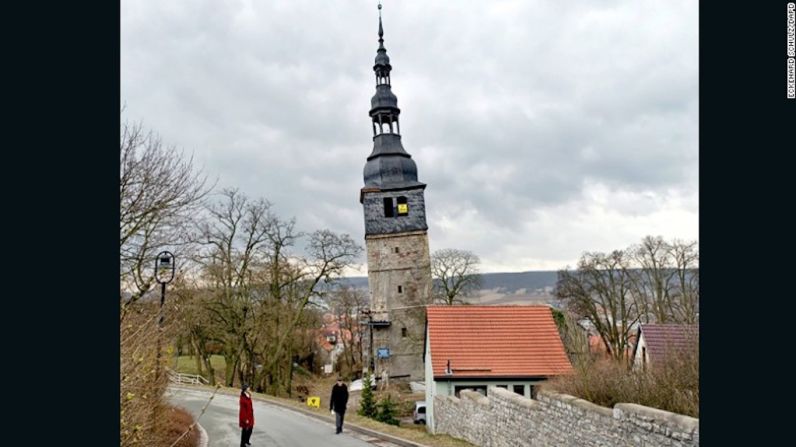 Torre de la iglesia de Bad Frankenhausen, Thuringia, Alemania (1382) — El primer reporte del hundimiento de la torre de 56 metros de altura de la Iglesia de Nuestra Señora de la Montaña en la el pueblo alemán de Bad Frankenhausen, data de 1640. La torre se ha movido más hacia el noreste desde entonces y se estima ahora que tiene una inclinación de 4,8 grados. Temiendo un colapso inminente, el gobierno alemán aprobó la financiación de obras de restauración para estabilizar la estructura en 2014.