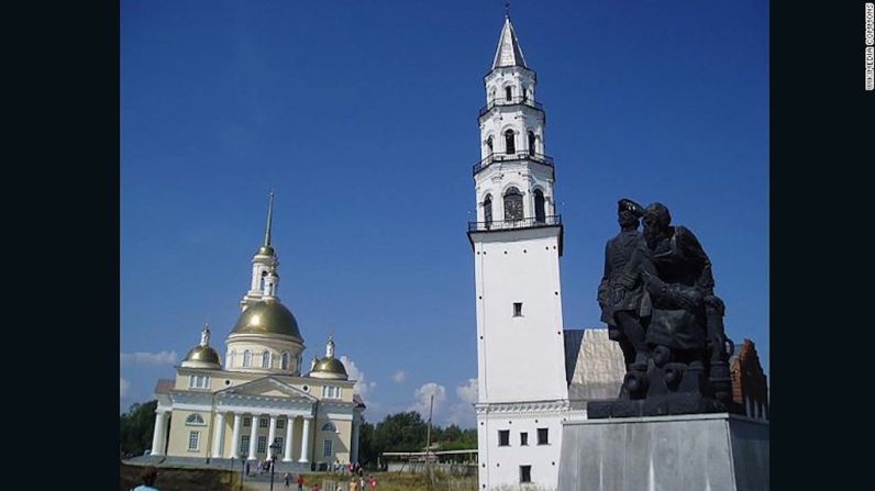 La torre Demidov, Neviansk, Rusia (1730) — La torre de 58 metros de altura —más conocida como la torre inclinada de Neviansk— en Rusia, tiene una reclinación obvia. La parte más alta de la torre está a 2,2 metros del centro, una inclinación de aproximadamente 3 grados.