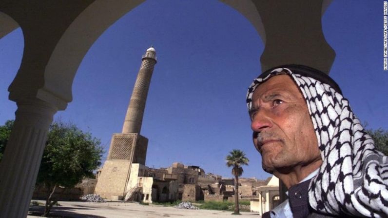 El minarete de la Gran Mezquita Nur-al-Din de Mosúl, Iraq (1172) — Construida hace 900 años, esta mezqutia es más conocida por los locales como ‘al-Hadba’ —o la jorobada— debido a la inclinación distintiva de la torre. El minarete de 45 metros de altura es uno de los elementos originales del complejo medieval, que ha sido ubicado en la lista de la organización World Monuments Watch debido a su riesgo de destrucción. La UNESCO trabaja con el gobierno iraquí para salvaguardar el ícono.